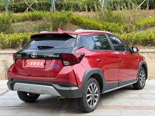 2023 Toyota Yaris IV, красный, 1250000 рублей, вид 3