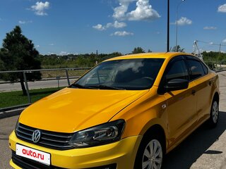 2017 Volkswagen Polo V Рестайлинг, жёлтый, 395000 рублей, вид 1