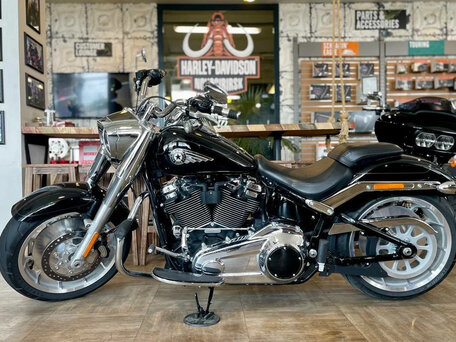 2025 Harley-Davidson Fat Boy, чёрный, 3300000 рублей, вид 2