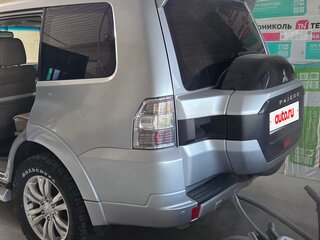 2017 Mitsubishi Pajero IV Рестайлинг 2, серебристый, 3100000 рублей, вид 2