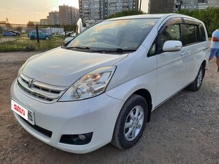 2010 Toyota ISis I Рестайлинг, белый, 1600000 рублей, вид 3