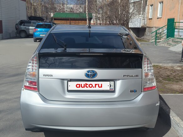 2010 Toyota Prius III (XW30), серебристый, 1250000 рублей - вид 3