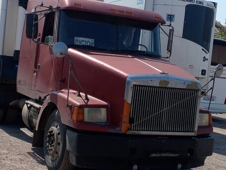 1996 Volvo VNL, красный, 2000000 рублей, вид 4