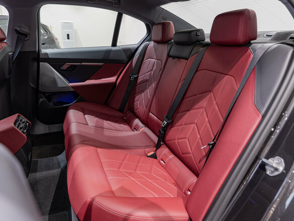 2024 BMW 5 серии 525i VIII (G60/G61/G68), чёрный, 6800000 рублей - вид 19