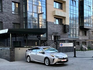 2019 Toyota Prius IV Рестайлинг (XW50), серебристый, 1947000 рублей, вид 4