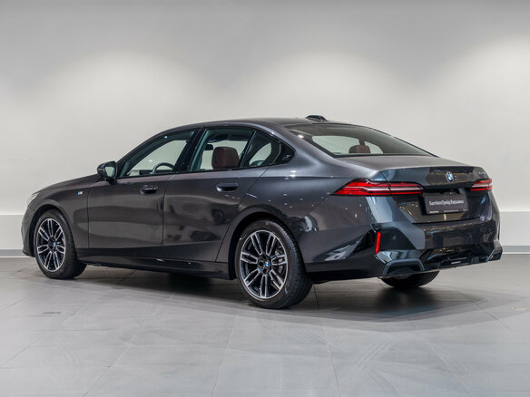 2024 BMW 5 серии 525i VIII (G60/G61/G68), чёрный, 6800000 рублей - вид 6