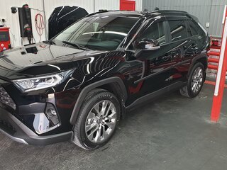 2021 Toyota RAV4 V (XA50), чёрный, 4550000 рублей, вид 2