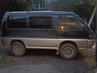 1993 Mitsubishi Delica III, зелёный, 583000 рублей, вид 2
