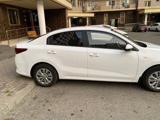 2022 Kia Rio IV Рестайлинг, белый, 1300000 рублей, вид 4