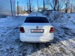 2016 Volkswagen Polo V Рестайлинг, белый, 750000 рублей, вид 4