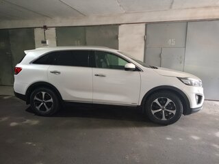 2017 Kia Sorento III Prime Рестайлинг, белый, 3050000 рублей, вид 3