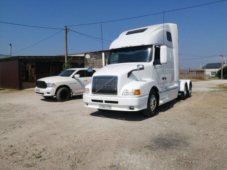 2002 Volvo VNL, белый, 5000000 рублей, вид 1