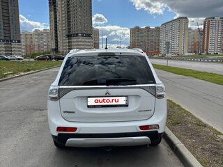 2014 Mitsubishi Outlander III Рестайлинг, белый, 2600000 рублей, вид 5