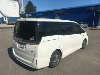 2017 Toyota Voxy III (R80), белый, 1999999 рублей, вид 4