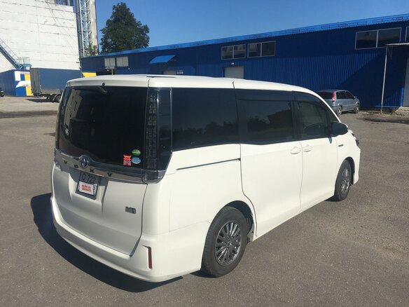 2017 Toyota Voxy III (R80), белый, 1999999 рублей - вид 3