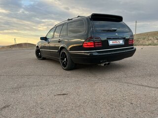1999 Mercedes-Benz E-Класс 320 II (W210, S210), чёрный, 1500000 рублей, вид 5