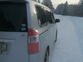2007 Toyota Noah II (R70), серебристый, 1300000 рублей, вид 3
