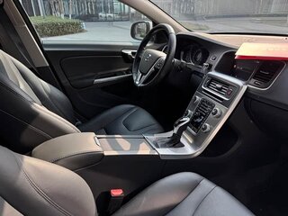 2018 Volvo S60 II Рестайлинг, белый, 1390000 рублей, вид 4