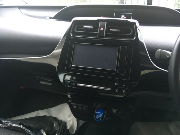 2019 Toyota Prius IV Рестайлинг (XW50), белый, 1799000 рублей - вид 7
