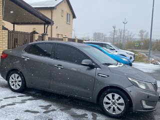 2014 Kia Rio 4-speed III, серый, 885000 рублей, вид 5