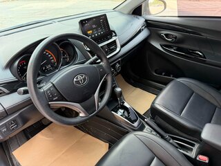 2022 Toyota Yaris L X XP150 Рестайлинг, красный, 1110000 рублей, вид 5