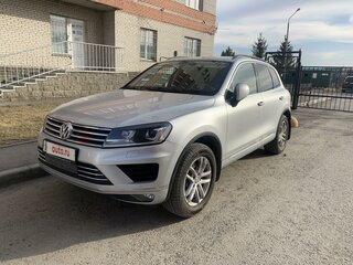 2015 Volkswagen Touareg II Рестайлинг, серебристый, 2980000 рублей, вид 2