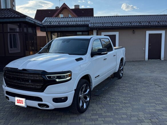 2019 Ram 1500 Crew Cab V, белый, 7000000 рублей
