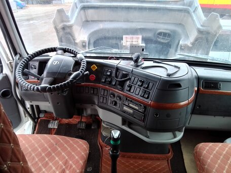 2003 Volvo VNL, белый, 4000000 рублей, вид 1