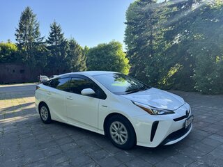 2019 Toyota Prius IV Рестайлинг (XW50), белый, 2390000 рублей, вид 3