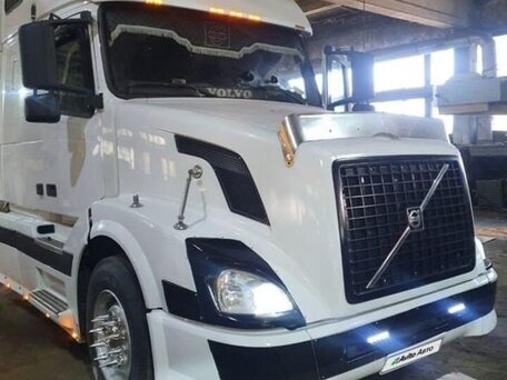 2004 Volvo VNL, белый, 3800000 рублей, вид 2