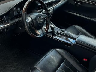 2018 Lexus ES 250 VI Рестайлинг, белый, 2700000 рублей, вид 3