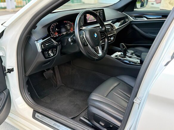 2020 BMW 5 серии 520d xDrive VII (G30/G31/G38), белый, 3590000 рублей - вид 9