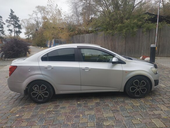 2013 Chevrolet Aveo II, серебристый - вид 2