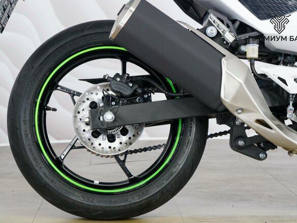 2025 Kawasaki Ninja 7, серебристый, 999000 рублей - вид 8