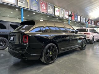 2025 Rolls-Royce Cullinan Black Badge I Рестайлинг (Series II), чёрный, 54709539 рублей, вид 4