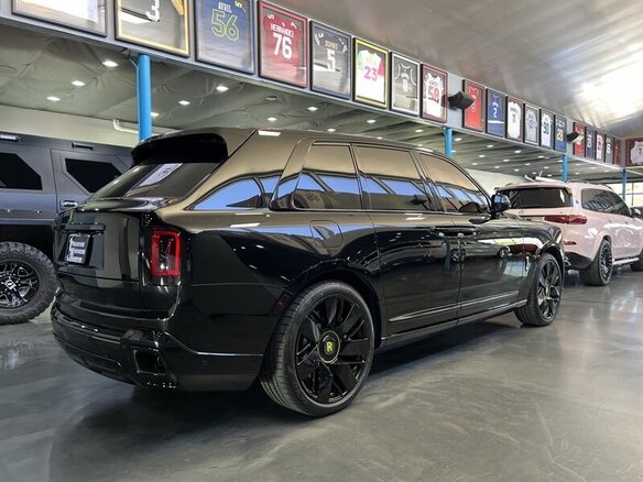 2025 Rolls-Royce Cullinan Black Badge I Рестайлинг (Series II), чёрный, 55018311 рублей - вид 3