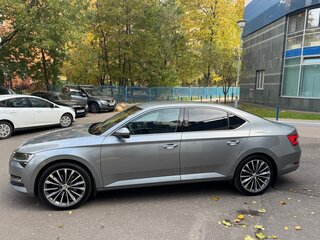 2021 Skoda Superb III Рестайлинг, серый, 3600000 рублей, вид 4
