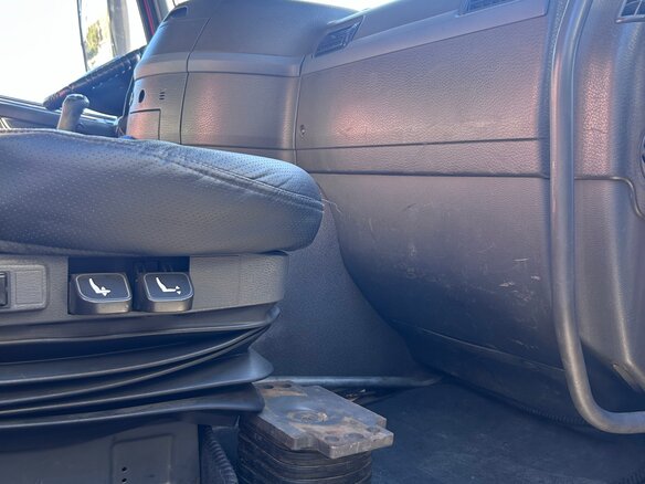 2007 Volvo FM, красный, 2500000 рублей - вид 11
