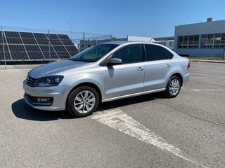 2017 Volkswagen Polo V Рестайлинг, серебристый, 1300000 рублей, вид 2