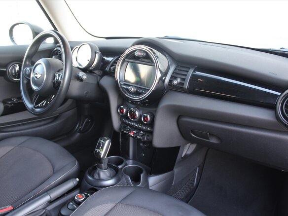 2018 Mini Hatch Cooper III (F55/F56) Рестайлинг, оранжевый - вид 12