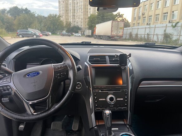 2016 Ford Explorer V Рестайлинг, белый, 2700000 рублей - вид 10