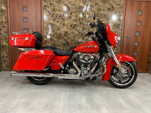 2009 Harley-Davidson Street Glide, красный