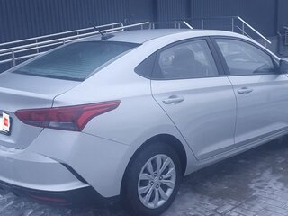 2020 Hyundai Solaris II Рестайлинг, серебристый, 1450000 рублей, вид 2