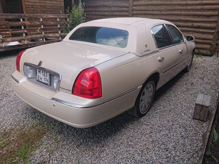 2002 Lincoln Town Car III, бежевый, 2400000 рублей, вид 3