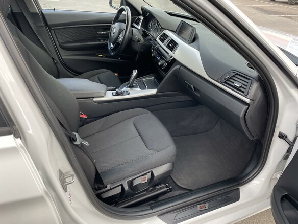 2017 BMW 3 серии 320i xDrive VI (F3x) Рестайлинг, белый - вид 4