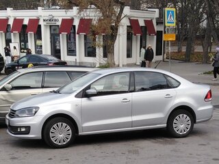 2016 Volkswagen Polo V Рестайлинг, серебристый, 1030000 рублей, вид 1