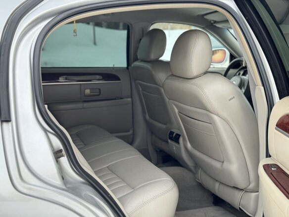 2004 Lincoln Town Car III Рестайлинг, серебристый, 2800000 рублей - вид 8