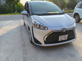 2019 Toyota Sienta II Рестайлинг, серебристый, 1520000 рублей, вид 2