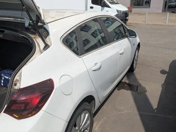 2010 Opel Astra J, белый, 850000 рублей - вид 3