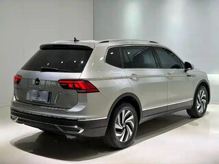 2023 Volkswagen Tiguan II Рестайлинг, серебристый, 2900088 рублей, вид 4